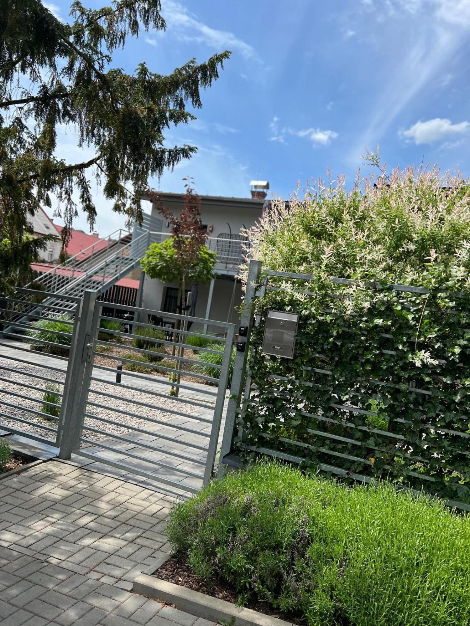 Benesov nad Ploucnici Apartmany Benesov מראה חיצוני תמונה